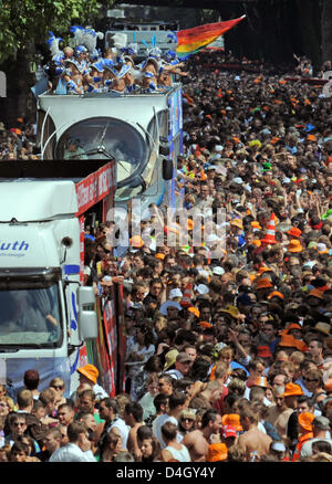 Sistema audio camion, cosiddetti "galleggianti", spianare la loro strada attraverso la folla di 'Loveparade' frequentatori su una strada a Dortmund, Germania, il 19 luglio 2008. 37 galleggianti da 16 paesi hanno preso parte a questo anno la Loveparade 'Autostrada per l'amore". Circa 1,2 milioni di euro per la maggior parte giovani appassionati di musica dance elettronica erano attesi. Foto: BERND THISSEN Foto Stock