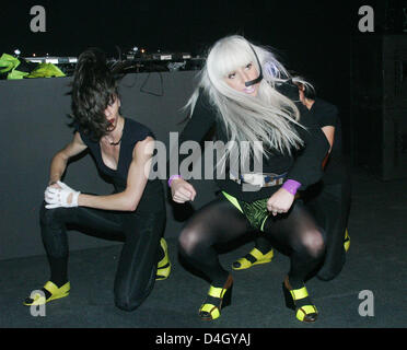 Il cantante Stefani Germanotta alias Lady GaGa (R) si esibisce in un partito dopo la sfilata di moda di designer Michael Michalsky al 'Uferhallen" di Berlino, Germania, 18 luglio 2008. Foto: Xamax Foto Stock