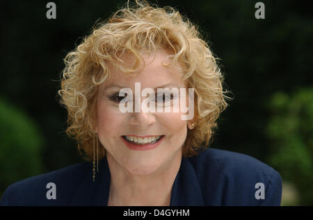 Cantante pop Margrit Annemarie Batavio alias Peggy marzo pone dopo la TV tedesca programma 'Volle Kanne taeglich servizio' a Duesseldorf in Germania, 21 luglio 2008. Nel 1965 Marzo divenne famoso in Germania con la canzone "esso 17 hat man noch Traeume' (letteralmente: Hai ancora sogni all'età di 17) Come ha vinto il tedesco Hit festival di Baden-Baden. Dal 1999 Marzo vive in Florida (USA Foto Stock