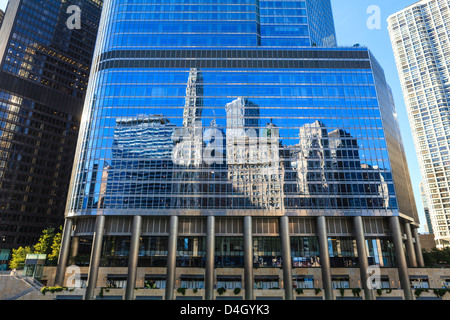 Grattacieli in West Wacker Drive riflessa nella Trump Tower, Chicago, Illinois, Stati Uniti d'America Foto Stock