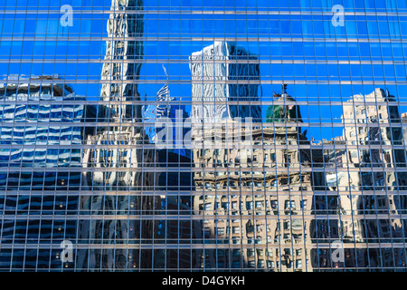 Edifici su West Wacker Drive riflessa nella Trump Tower, Chicago, Illinois, Stati Uniti d'America Foto Stock