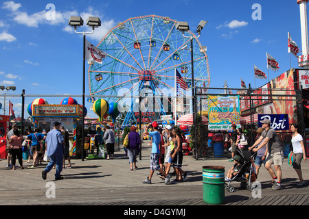 Il Boardwalk, Coney Island, Brooklyn, New York City, Stati Uniti d'America Foto Stock