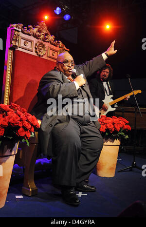 Noi soul e rhythm and blues artista Solomon Burke esegue sul palco durante il "Jazz an der Donau' festival in Straubing, Germania, 18 luglio 2008. Foto: Armin Weigel Foto Stock