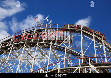 Montagne russe Ciclone, Coney Island, Brooklyn, New York City, Stati Uniti d'America Foto Stock