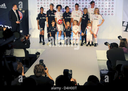 FC Bayern Monaco giocatori (L-R) Bastian SCHWEINSTEIGER, Philipp Lahm, Lukas Podolski, Tim BOROWSKI, modelli e bambini presente il nuovo Bayern Monaco di Baviera maglioni a Allianz-Arena a Monaco di Baviera, Germania, 22 luglio 2008. Distanza maglie sono blu scuro, home maglie bianco. Foto: PETER KNEFFEL Foto Stock