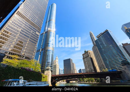 Grattacieli lungo il fiume Chicago, compresi Trump Tower, Chicago, Illinois, Stati Uniti d'America Foto Stock