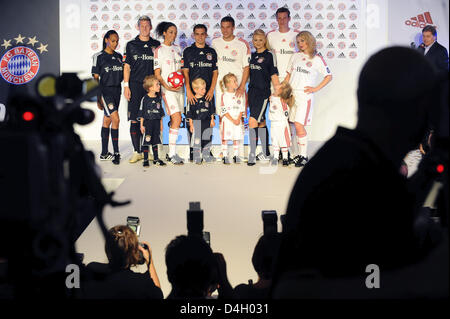FC Bayern Monaco giocatori (L-R) Bastian SCHWEINSTEIGER, Philipp Lahm, Lukas Podolski, Tim BOROWSKI, modelli e bambini presente il nuovo Bayern Monaco di Baviera maglioni a Allianz-Arena a Monaco di Baviera, Germania, 22 luglio 2008. Distanza maglie sono blu scuro, home maglie bianco. Foto: PETER KNEFFEL Foto Stock