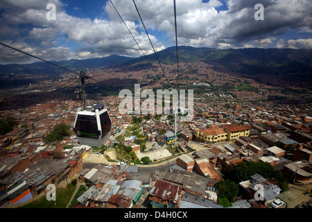 Vista sopra i barrios di Pobre di Medellin dove Pablo Escobar ha avuto molti sostenitori, Colombia, Sud America Foto Stock