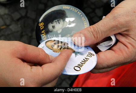 La foto mostra i pulsanti con l'immagine di noi democratici contender presidenziale Barack Obama a Berlino, Germania, 24 luglio 2008. Il negozio di souvenir sono vendute nei pressi di Berlino e Colonna della Vittoria, dove Obama è programmato per dare un discorso pubblico circa la sua idea del futuro delle relazioni transatlantiche stasera. Foto: GERO BRELOER Foto Stock