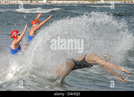 Bagnini femmina partecipano al "Board Relay" concorso al bagnino Campionati del Mondo "Rescue 2008' in Warnemuende vicino a Rostock, Germania, 25 luglio 2008. Alcuni 4000 atleti, allenatori e funzionari provenienti da 36 paesi di partecipare alle competizioni outdoor in Warnemuende e i concorsi interni a Berlino sino al 02 agosto 2008. Foto: Stefan Sauer Foto Stock