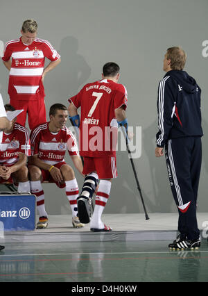 I giocatori Bastian SCHWEINSTEIGER (L-R), Lukas Podolski, feriti Franck Ribery e head coach Juergen Klinsmann della Bundesliga club FC Bayern Monaco di Baviera sono illustrati durante un photocall presso il club di motivi a Monaco di Baviera, Germania, il 25 luglio 2008. Foto: Andreas Gebert Foto Stock