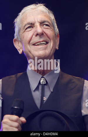 Roccia canadese-poeta Leonard Cohen è raffigurato durante la sua prima performance in Germania nell'ambito del suo tour europeo in Loerrach, Germania, 25 luglio 2008. Il 73-anno-vecchio ha dato il suo concerto di fronte a 5 mila tifosi durante la città del "timmen' (voci) Festival. Cohen dello show è stato già venduto fuori a metà giugno. È il suo primo tour in quindici anni. Foto: Rolf Haid Foto Stock