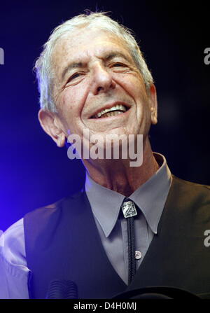 Roccia canadese-poeta Leonard Cohen compie durante il suo primo show in Germania nell'ambito del suo tour europeo in Loerrach, Germania, 25 luglio 2008. Il 73-anno-vecchio ha dato il suo concerto di fronte a 5 mila tifosi durante la città del "timmen' (voci) Festival. Cohen dello show è stato già venduto fuori a metà giugno. È il suo primo tour in quindici anni. Foto: Rolf Haid Foto Stock