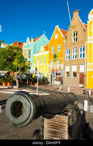 Il cannone nella parte anteriore del case olandesi, Sint Annabaai, Sito Patrimonio Mondiale dell'UNESCO, Curacao, Antille olandesi, dei Caraibi Foto Stock