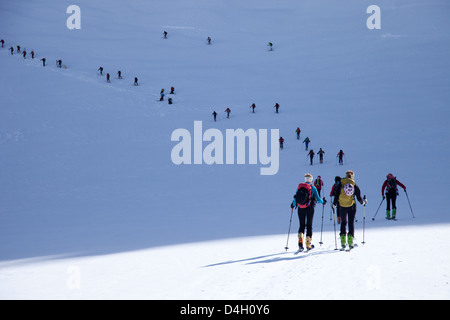 Sci alpinismo nelle Alpi, Salita a Punta San Matteo, sul confine di Lombardia e Trentino Alto Adige, Italia Foto Stock