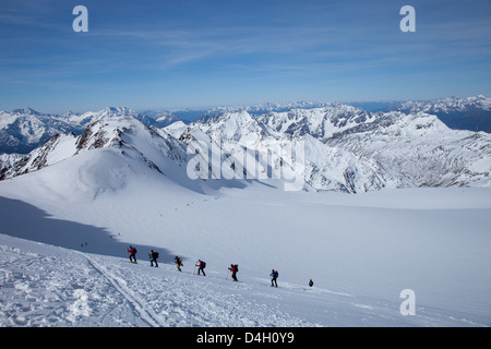 Sci alpinismo nelle Alpi, Salita a Punta San Matteo, sul confine di Lombardia e Trentino Alto Adige, Italia Foto Stock