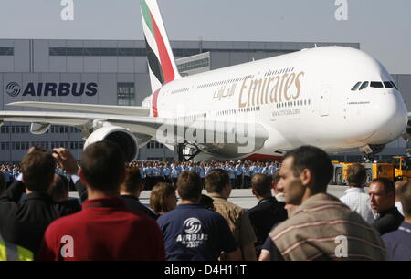 Airbus dipendenti frequentano la cerimonia del passaggio di consegne del primo Airbus A380 alla compagnia aerea araba "Emirates" presso l'impianto di Airbus di Amburgo, Germania, 28 luglio 2008. Il primo volo di linea avrà luogo il 01 agosto, in volo da Dubai a New York. Emirates ordinato 58 A380s, che è attualmente il più grande del mondo di aerei per il trasporto di passeggeri. Foto: MAURIZIO GAMBARINI Foto Stock