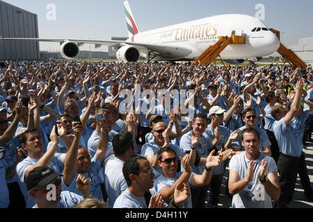 Airbus dipendenti frequentano la cerimonia del passaggio di consegne del primo Airbus A380 alla compagnia aerea araba "Emirates" presso l'impianto di Airbus di Amburgo, Germania, 28 luglio 2008. Il primo volo di linea avrà luogo il 01 agosto, in volo da Dubai a New York. Emirates ordinato 58 A380s, che è attualmente il più grande del mondo di aerei per il trasporto di passeggeri. Foto: MAURIZIO GAMBARINI Foto Stock