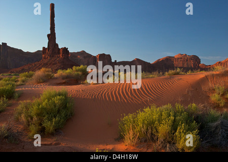 Il Totem Pole all'alba, il parco tribale Navajo Monument Valley, Utah, Stati Uniti d'America Foto Stock
