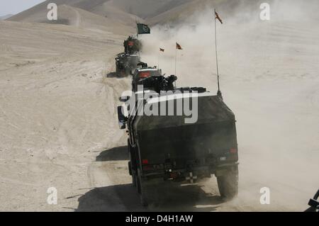 Forze armate tedesche Quick forza di reazione (QRF) i soldati si vede durante una manovra in Marmal montagne vicino a Mazar-e-Sharif, Afghanistan, 01 luglio 2008. Bundeswehr tedesca ha assunto una rapida reazione vigore dazi provenienti dalla Norvegia al 01 luglio 2008. La manovra è stato il suo primo atto ufficiale. Foto: Maurizio Gambarini Foto Stock