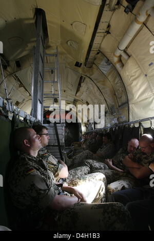 Forze armate tedesche Quick forza di reazione (QRF) i soldati si vede durante una manovra in Marmal montagne vicino a Mazar-e-Sharif, Afghanistan, 01 luglio 2008. Bundeswehr tedesca ha assunto una rapida reazione vigore dazi provenienti dalla Norvegia al 01 luglio 2008. La manovra è stato il suo primo atto ufficiale. Foto: Maurizio Gambarini Foto Stock