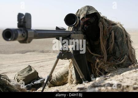 Un mimetizzata forze armate tedesche Quick forza di reazione (QRF) soldato visto durante una manovra in Marmal montagne vicino a Mazar-e-Sharif, Afghanistan, 01 luglio 2008. Bundeswehr tedesca ha assunto una rapida reazione vigore dazi provenienti dalla Norvegia al 01 luglio 2008. La manovra è stato il suo primo atto ufficiale. Foto: Maurizio Gambarini Foto Stock