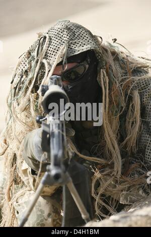 Un mimetizzata forze armate tedesche Quick forza di reazione (QRF) soldato visto durante una manovra in Marmal montagne vicino a Mazar-e-Sharif, Afghanistan, 01 luglio 2008. Bundeswehr tedesca ha assunto una rapida reazione vigore dazi provenienti dalla Norvegia al 01 luglio 2008. La manovra è stato il suo primo atto ufficiale. Foto: Maurizio Gambarini Foto Stock