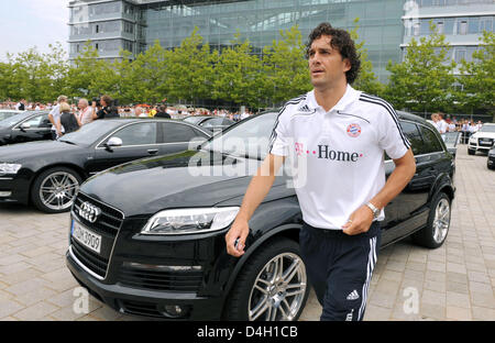 FC Bayern Monaco giocatore Luca Toni cammina accanto alla sua nuova macchina da sponsor del team Audi a Ingolstadt, Germania, 29 luglio 2008. La consegna è stata seguita da numerosi appassionati. Foto: Karl-Josef Hildenbrand Foto Stock