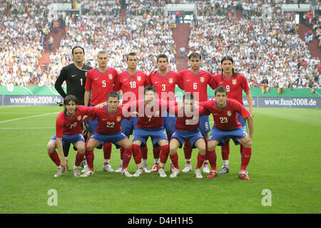 I giocatori della Serbia nazionale della squadra di calcio (bancata posteriore, L-R) Vladimir Stojkovic, Nemanja Vidic, Bosko Jankovic, Ivica Dragutinovic, Branislav Ivanovic e Marko Pantelic; (fila anteriore L-R) Stefan Babovic, Sasa Ilic, Milano Smiljanic, Antonio Rukavina e Zdravko Kuzmanovic posano per una foto di gruppo davanti alla soccer friendly Germania vs Serbia a "Veltins Arena' a Gelsenkirchen, G Foto Stock