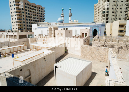 Vista su cortili interni utilizzati per gli spazi espositivi della XI Biennale di Sharjah art festival in Sharjah Emirati Arabi Uniti Foto Stock