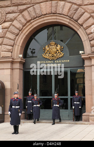 Soldati partecipare il cerimoniale di cambio della guardia al Palazzo Presidenziale, Sofia, Bulgaria Foto Stock