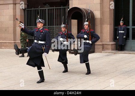 Soldati partecipare il cerimoniale di cambio della guardia al Palazzo Presidenziale, Sofia, Bulgaria Foto Stock