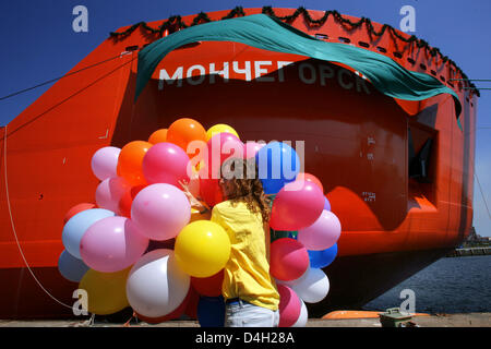 Il primo dei quattro di rompighiaccio navi container è battezzato il nome 'Monchegorsk' presso il cantiere navale AKER a Wismar, Germania, 31 luglio 2008. Le quattro navi commissionate nel Luglio 2006 da Russo mining company OJSC MMC Norilsk Nickel sono per un valore totale di 320 milioni di euro. Le navi di 169 metri di lunghezza, 23.10 metri di larghezza, 9.00 metri progetto e 14.500 tonnellate di capacità di carico sono in grado di Foto Stock