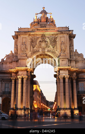 Crepuscolo e l'arcata illuminata di Rua Augusta (Arco da Rua Augusta), Piazza del commercio (Praca do Comercio), Baixa, Lisbona, Portogallo Foto Stock