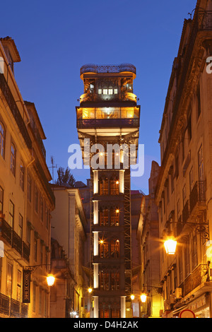 Santa Justa Elevator, noto anche come il Carmo sollevare (Elevador do Carmo) di notte, Baixa, Lisbona, Portogallo Foto Stock