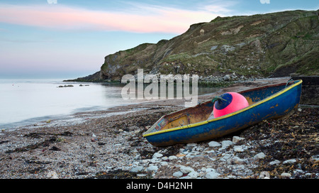 Barca blu a Lulworth Cove su Dorset la Jurassic Coast Foto Stock