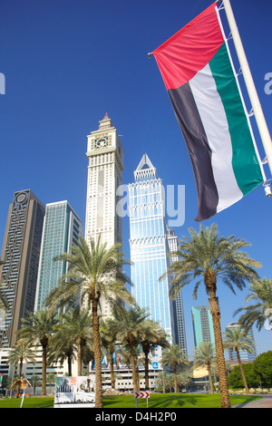 Grattacieli su Sheikh Zayed Road e la Bandiera degli Emirati, Dubai, Emirati Arabi Uniti, Medio Oriente Foto Stock