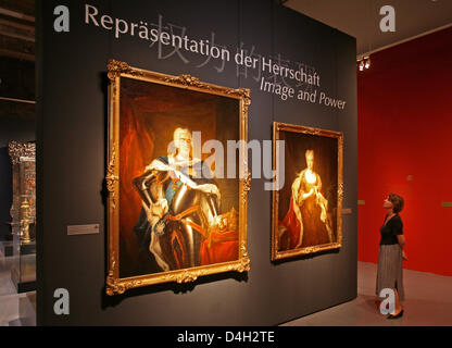 Un visitatore guarda i ritratti della regina polacca Maria Josepha e re agosto III. da Louis de Silvestre al castello di Dresda Dresda, in Germania, il 13 ottobre 2008. I dipinti sono parte della mostra speciale istituito in cooperazione di stato di Dresda collezioni d'arte e palazzo imperiale Cinese a Pechino. La mostra 'Golden Dragon - bianco aquila, arte al servizio del potere all'impe Foto Stock