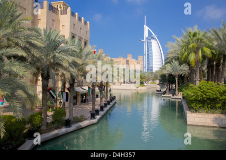 Madinat Jumeirah e il Burj Al Arab di Dubai, Emirati Arabi Uniti, Medio Oriente Foto Stock