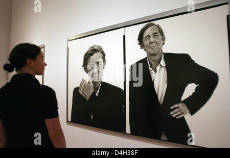 Un visitatore si erge davanti all'immagine "Roberto Lopez' del fotografo Richard Avedon a Martin-Gropius-Bau a Berlino (Germania), 17 ottobre 2008. Il 19 ottobre 2008, il primo e il più grande retrospettiva di uno dei più importanti fotografi di moda sarà aperto sotto il titolo "Richard Avedon - Fotografie 1946-2004" in Germania. Avedon ha lavorato per riviste Foto Stock