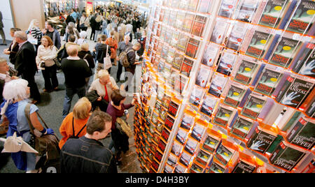 Visto i visitatori alla fiera del libro di Francoforte a Francoforte sul Meno, Germania, 18 ottobre 2008. 7373 espositori provenienti da 100 paesi presenti alcuni 400.000 prodotti, tra loro 124.000 nuove versioni. 280.000 visitatori sono attesi per questo anno la fiera del libro, con la Turchia come ospite d'onore. Foto: ARNE DEDERT Foto Stock