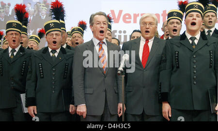 Il Ministro degli esteri tedesco e il neo eletto SPD candidato per il cancelliere nel prossimo 2009 Bundestag tedesco elezioni, Frank-Walter Steinmeier (R), e il neo eletto presidente di partito Franz Muentefering (L) cantare insieme con una dei minatori coro presso la fine della straordinaria SPD congresso di Berlino, Germania, 18 ottobre 2008. Foto: TIM BRAKEMEIER Foto Stock