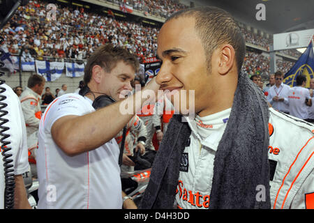 British pilota di Formula Uno Lewis Hamilton della McLaren Mercedes sorrisi nella griglia prima dell' inizio della Formula 1 Gran Premio di Cina a Shanghai nel Circuito Internazionale di Shanghai, Germania, 19 ottobre 2008. Hamilton ha vinto la stagione della penultima gara ed è ora sette punti chiari del rivale Felipe Massa della Scuderia Ferrari. Foto: Jens BUETTNER Foto Stock