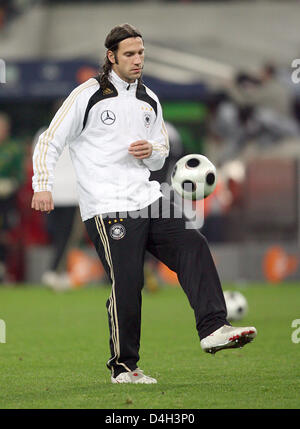 La Germania Torsten Frings gioca la palla davanti la Coppa del Mondo FIFA 2010 il qualificatore Germania v Galles in Moenchengaldbach, Germania, 15 ottobre 2008. La Germania ha vinto la partita 1-0. Foto: Achim Scheidemann Foto Stock