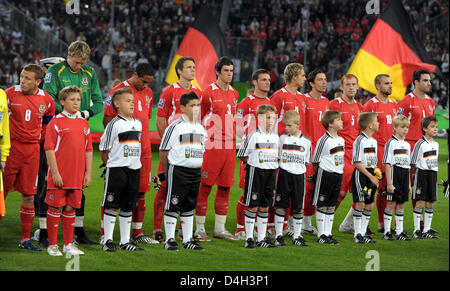 Il Welsh squadra nazionale (L-R) Craig Bellamy, Wayne Hennessey, Ashley Williams, Christopher Gunter, Gareth Bale, Jason Koumas, David Edwards, Simon Davies, James Collins, Carl Fletcher, e Craig Morgan line up per la foto di gruppo prima della Coppa del Mondo FIFA 2010 il qualificatore Germania v Galles in Moenchengaldbach, Germania, 15 ottobre 2008. La Germania ha vinto la partita 1-0. Foto: Achim Scheide Foto Stock