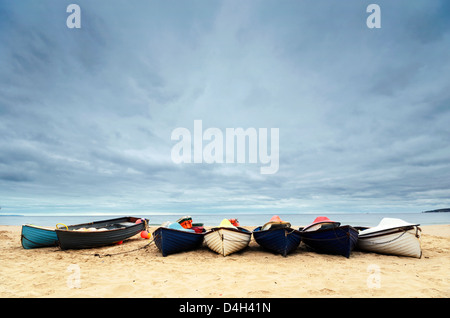 Barche da pesca sotto un cielo meditabondo a Durley Chine sul Bournemouth Beach. Foto Stock