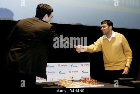 Scacchi Granmaestro Viswanathan Anand (R) di India e Vladimir Kramnik (L) della Russia agitare le mani prima di loro ottavo gioco nel ufficialmente il Campionato del Mondo di scacchi a Bonn, Germania, 24 ottobre 2008. Anand conduce 5-2 su Kramnik dopo otto di massimo dodici giochi, il primo a vincere 6.5 punti vince il titolo. Foto: FELIX HEYDER Foto Stock