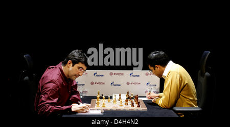 Scacchi Granmaestro Viswanathan Anand (R) di India e Vladimir Kramnik (L) della Russia giocano il loro ottavo gioco nel ufficialmente il Campionato del Mondo di scacchi a Bonn, Germania, 24 ottobre 2008. Anand conduce 5-2 su Kramnik dopo otto di massimo dodici giochi, il primo a vincere 6.5 punti vince il titolo. Foto: Felix Heyder Foto Stock