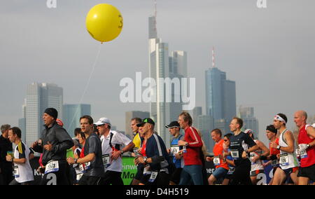 I partecipanti alla Maratona di Francoforte 2008 visto di fronte allo skyline di Francoforte sul Meno, Germania, 26 ottobre 2008. Più di 20.000 corridori hanno preso parte alla ventisettesima edizione di "Maratona di Francoforte", la città più antica della Germania maratona. Foto: Arne Dedert Foto Stock