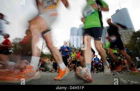 I partecipanti alla Maratona di Francoforte 2008 eseguire passato alta sorge nel centro della città di Francoforte sul Meno, Germania, 26 ottobre 2008. Più di 20.000 corridori hanno preso parte alla ventisettesima edizione di "Maratona di Francoforte", la città più antica della Germania maratona. Foto: Arne Dedert Foto Stock